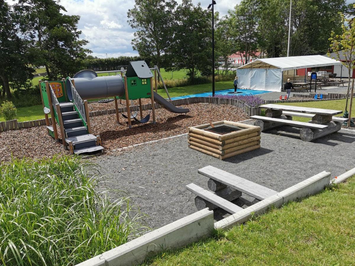 Gamla Skolan Rum & Oevernattning I Spjutstorp Apartment ภายนอก รูปภาพ